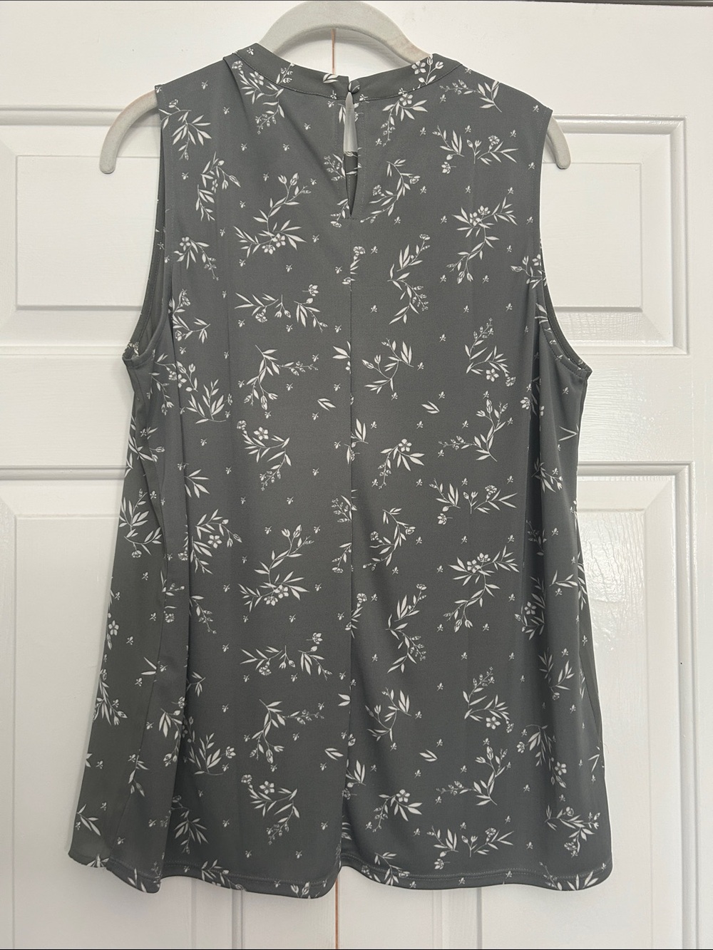 Ann Taylor Gray Floral Ruffle Pleated Sleeveless Blouse - Picture 2 of 3